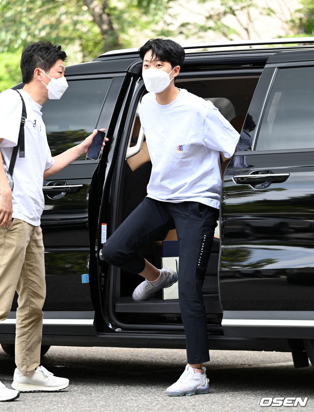 17일 오후 서울 영등포구 여의도 KBS에서 KBS 2TV '유희열의 스케치북' 녹화가 진행됐다.양궁대표팀 안산이 방송국으로 이동하기 위해 하차하고 있다. 2021.08.17 /sunday@osen.co.kr