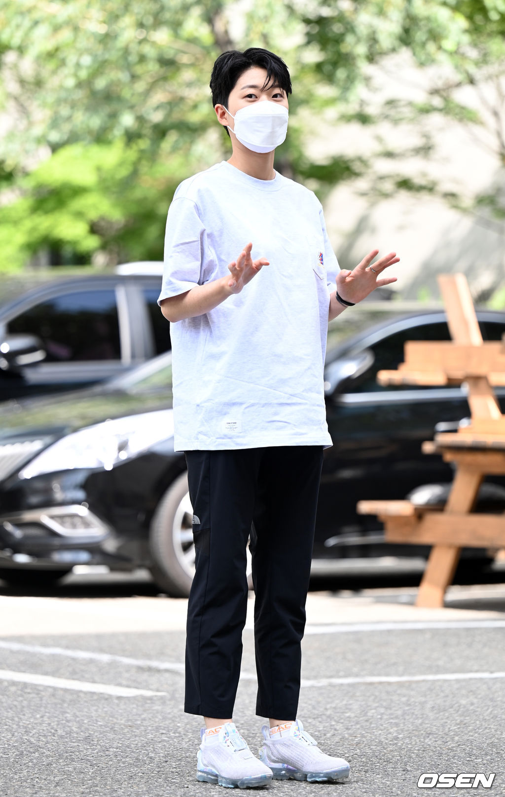 17일 오후 서울 영등포구 여의도 KBS에서 KBS 2TV '유희열의 스케치북' 녹화가 진행됐다.양궁대표팀 안산이 방송국으로 이동하며 포즈를 취하고 있다. 2021.08.17 /sunday@osen.co.kr