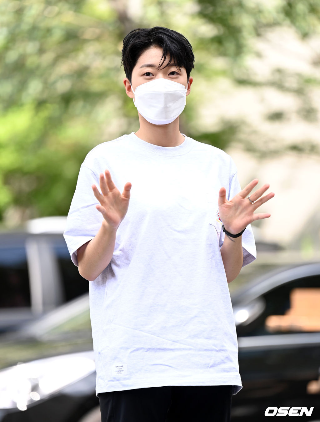 17일 오후 서울 영등포구 여의도 KBS에서 KBS 2TV '유희열의 스케치북' 녹화가 진행됐다.양궁대표팀 안산이 방송국으로 이동하며 포즈를 취하고 있다. 2021.08.17 /sunday@osen.co.kr