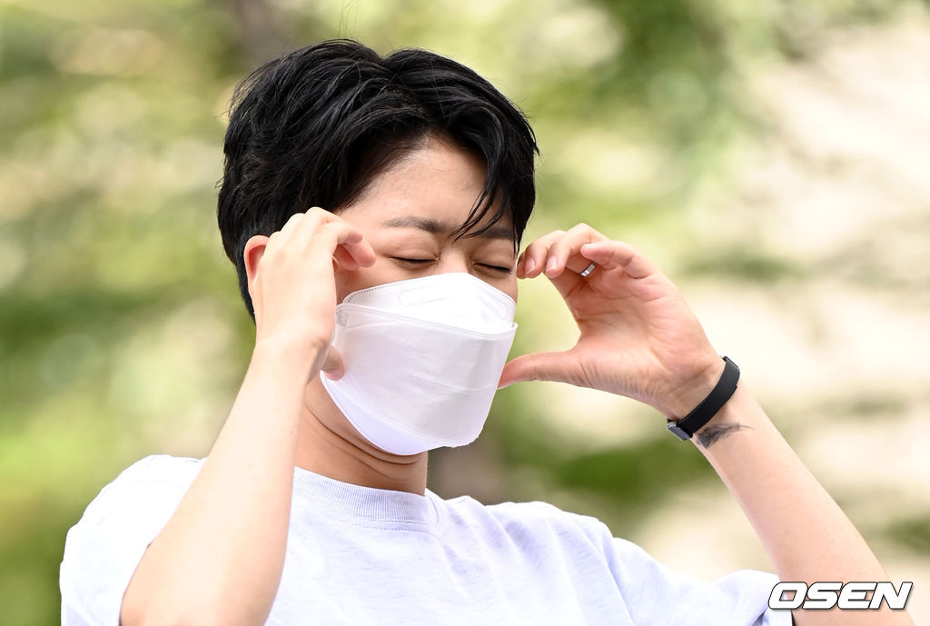 17일 오후 서울 영등포구 여의도 KBS에서 KBS 2TV '유희열의 스케치북' 녹화가 진행됐다.양궁대표팀 안산이 방송국으로 이동하며 포즈를 취하고 있다. 2021.08.17 /sunday@osen.co.kr