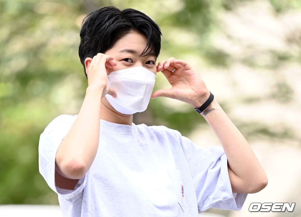 17일 오후 서울 영등포구 여의도 KBS에서 KBS 2TV '유희열의 스케치북' 녹화가 진행됐다.양궁대표팀 안산이 방송국으로 이동하며 포즈를 취하고 있다. 2021.08.17 /sunday@osen.co.kr