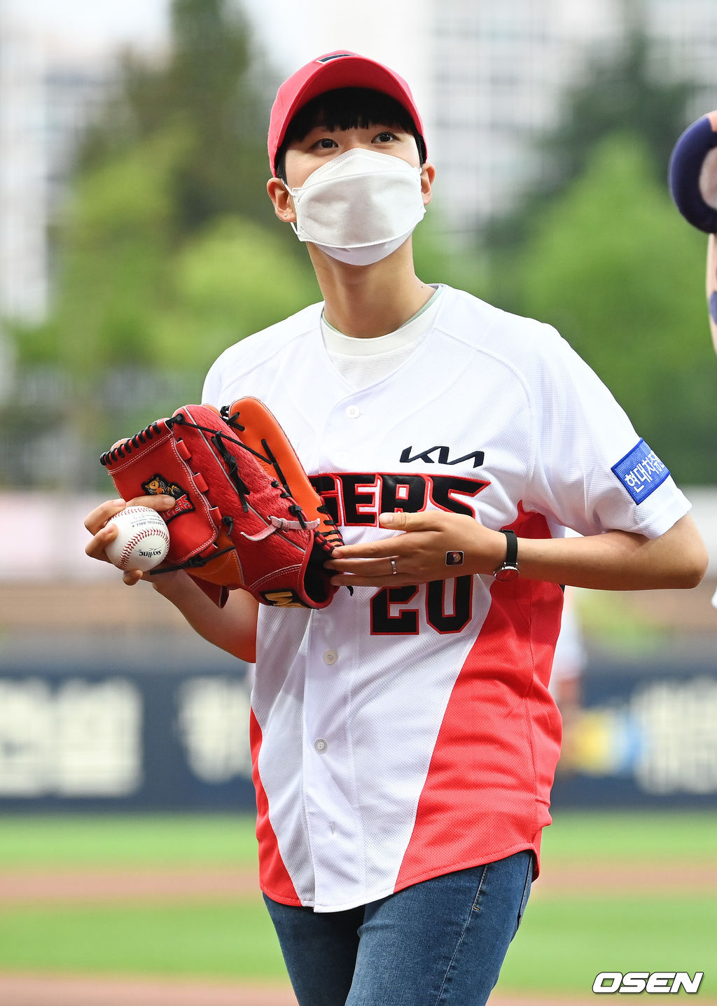 11일 오후 광주기아챔피언스필드에서 2021 신한은행 SOL KBO리그 KIA 타이거즈와 한화 이글스의 경기가 진행됐다. 시구에 나선 안산이 팬들 환영에 손인사를 하고 있다.  2021.08.11 / soul1014@osen.co.kr