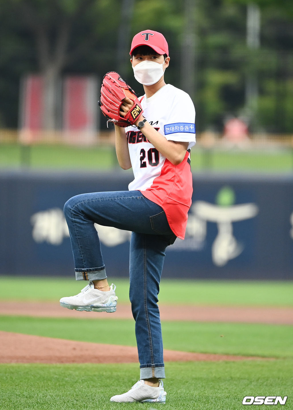 안산이 시구를 하고 있다.  2021.08.11 / soul1014@osen.co.kr