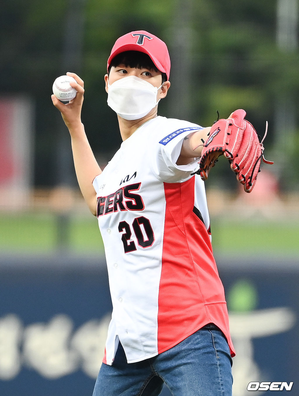 안산이 시구를 하고 있다.  2021.08.11 / soul1014@osen.co.kr