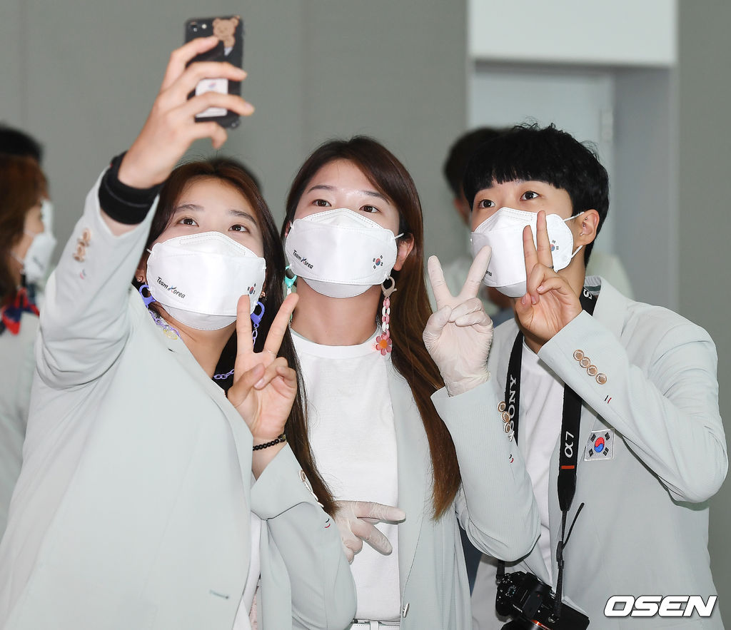 19일 오전 대한민국 올림픽 대표팀 선수단이 18일 오전 인천국제공항을 통해 ‘2020 도쿄올림픽’이 열리는 일본으로 출국했다. 도쿄올림픽 여자 양궁대표팀 장민희 강채영 안산이 출국전 셀카를 찍고 있다. 2021.07.19 / rumi@osen.co.kr