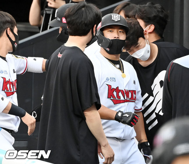 1회말 1사 주자 1루 KT 강백호가 중원 선취 투런홈런을 날린 후 덕아웃에서 동료들과 기쁨을 나누고 있다. 21.08.18/ rumi@osen.co.kr
