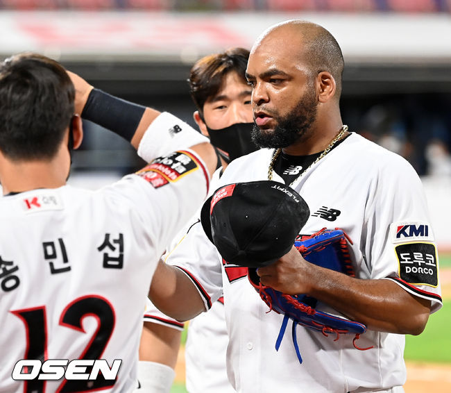6회말을 마친 KT 데스파이네가 덕아웃으로 들어오며 동료들과 하이파이브를 하고 있다. 21.08.18/ rumi@osen.co.kr