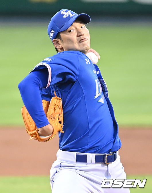 18일 오후 대전 한화이글스파크에서 ‘2021 신한은행 SOL KBO 리그’ 한화 이글스와 삼성 라이온즈의 경기가 열렸다.1회말 삼성 선발 백정현이 마운드에 올라 힘차게 공을 뿌리고 있다. 2021.08.18 /ksl0919@osne.co.kr