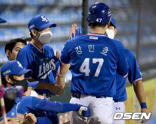 18일 오후 대전 한화이글스파크에서 ‘2021 신한은행 SOL KBO 리그’ 한화 이글스와 삼성 라이온즈의 경기가 열렸다.7회초 무사 3루 삼성 강민호가 희생플라이로 타점을 올린 뒤 더그아웃에서 동료 선수들과 기쁨을 나누고 있다. 2021.08.18 /ksl0919@osne.co.kr