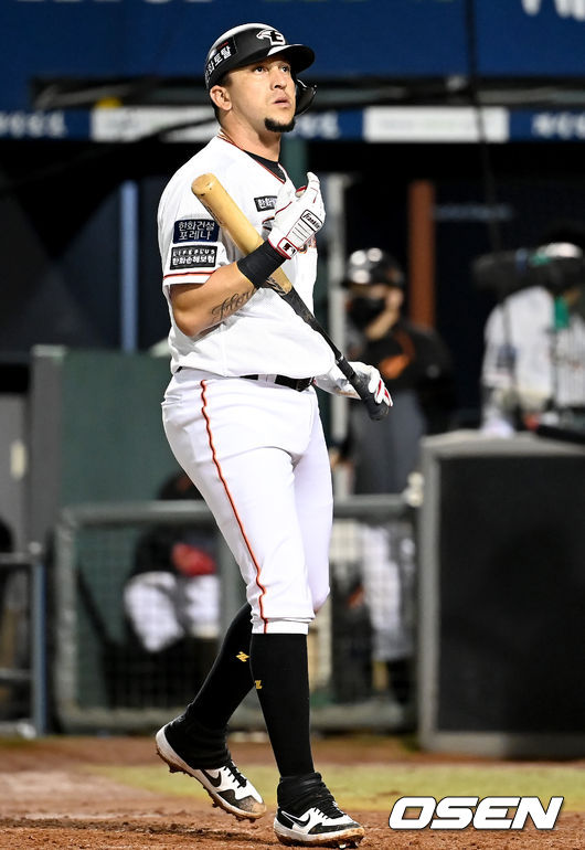 18일 오후 대전 한화이글스파크에서 ‘2021 신한은행 SOL KBO 리그’ 한화 이글스와 삼성 라이온즈의 경기가 열렸다.6회말 2사 1, 2루 한화 페레즈가 헛스윙 삼진으로 물러나고 있다. 2021.08.18