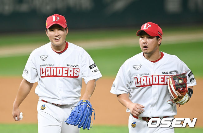 18일 오후 인천 SSG랜더스필드에서 2021 신한은행 SOL KBO리그 SSG 랜더스와 NC 다이노스의 경기가 진행됐다.5회초 NC 공격을 막은 SSG 선발투수 최민준이 미소 지으며 더그아웃으로 들어가고 있다. 2021.08.18 / soul1014@osen.co.kr