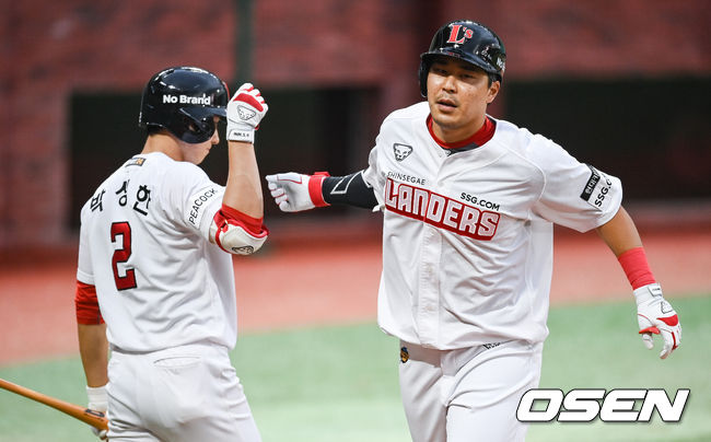 18일 오후 인천 SSG랜더스필드에서 2021 신한은행 SOL KBO리그 SSG 랜더스와 NC 다이노스의 경기가 진행됐다.2회말 1사 SSG 한유섬이 선취 솔로홈런알 날리고 박성한과 하이파이브를 하고 있다  . 2021.08.18 / soul1014@osen.co.kr