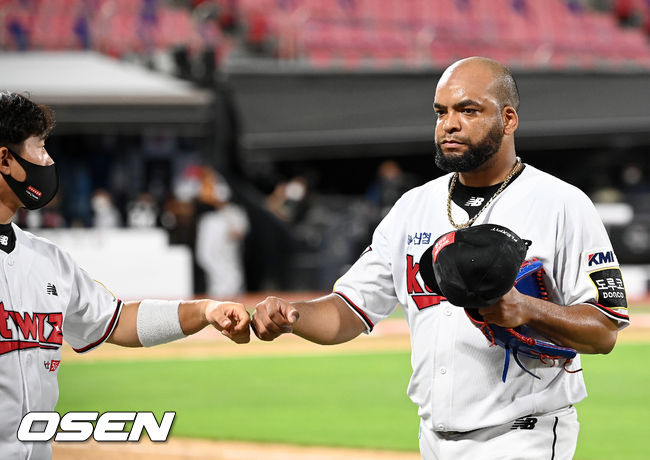 6회말을 마친 KT 데스파이네가 덕아웃으로 들어오며 동료들과 하이파이브를 하고 있다. 21.08.18/ rumi@osen.co.kr