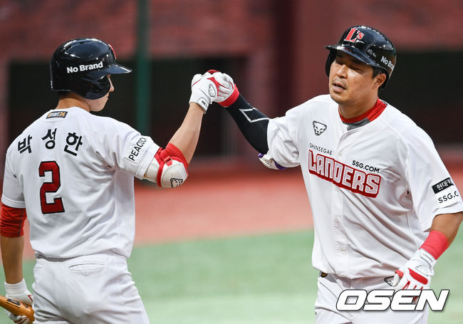 18일 오후 인천 SSG랜더스필드에서 2021 신한은행 SOL KBO리그 SSG 랜더스와 NC 다이노스의 경기가 진행됐다.2회말 1사 SSG 한유섬이 선취 솔로홈런을 날리고 베이스를 돌고 있다  . 2021.08.18 / soul1014@osen.co.kr