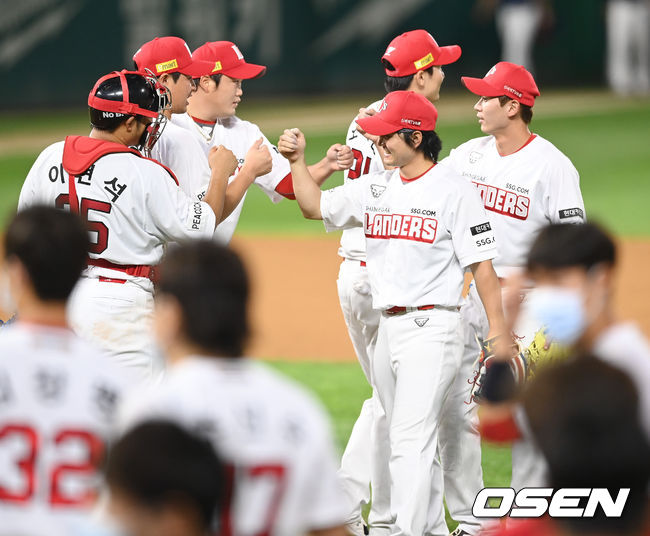 경기종료 SSG 선수들이 승리의 기쁨을 나누고 있다. 2021.08.18 / soul1014@osen.co.kr