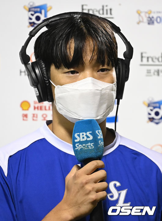 백정현이 데뷔 첫 10승을 올리며 삼성의 4연패 탈출을 이끌었다. 삼성은 18일 대전 한화생명이글스파크에서 열린 2021 신한은행 SOL KBO리그 한화와의 원정경기를 6-2로 이겼다. 선발 백정현이 6이닝 11탈삼진 무실점 호투로 데뷔 첫 10승을 올리며 평균자책점 1위를 질주했다. 경기 종료 후 삼성 백정현이 인텨뷰를 진행하고 있다. 2021.08.18 