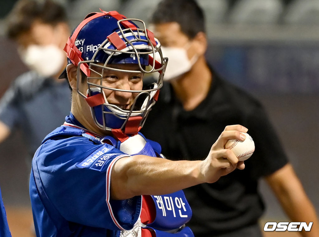 경기 종료 후 삼성 강민호가 개인 통산 1000타점 세레모니를 하고 있다.2021.08.18 /ksl0919@osne.co.kr