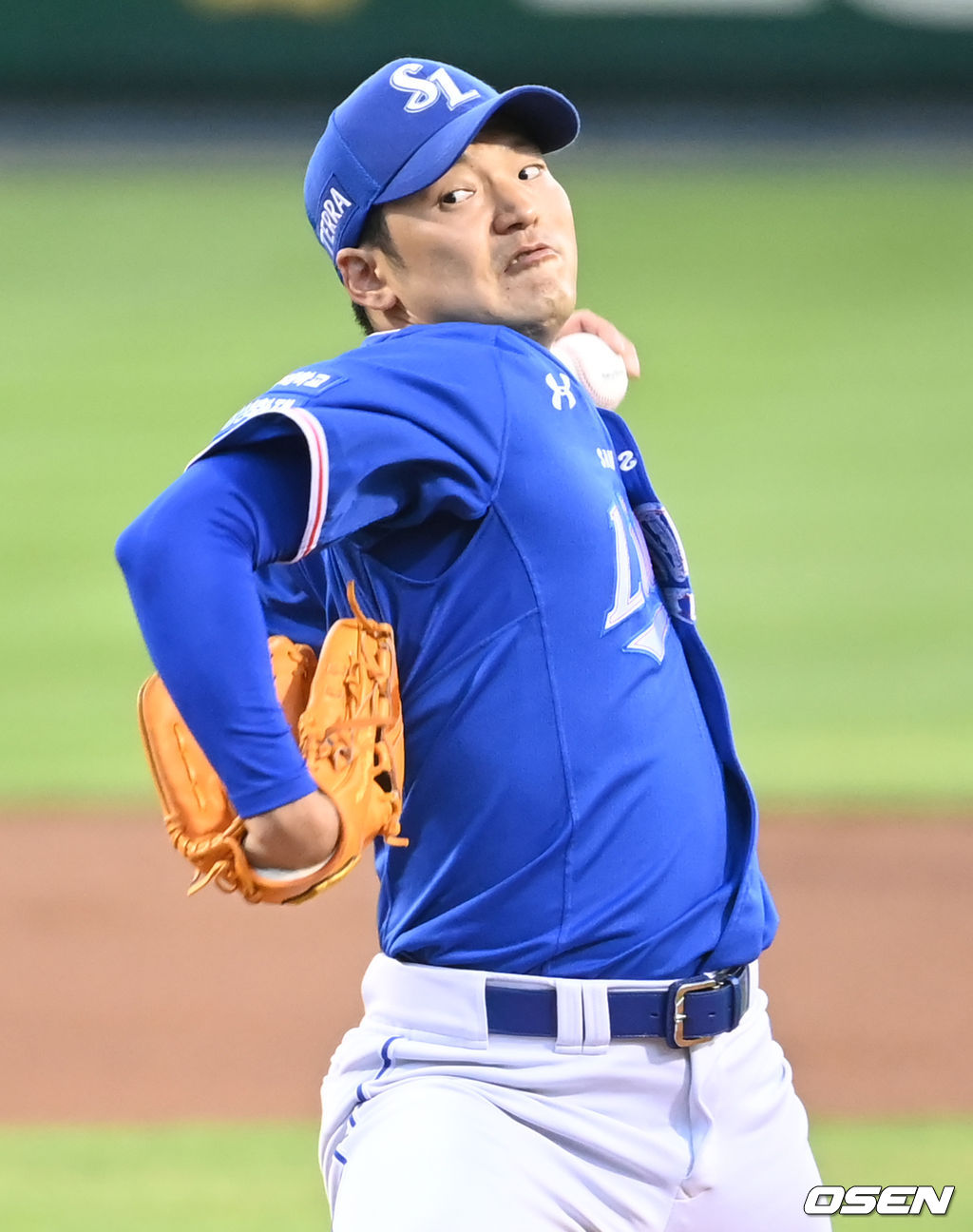 1회말 삼성 선발 백정현이 마운드에 올라 힘차게 공을 뿌리고 있다. 2021.08.18 /ksl0919@osne.co.kr