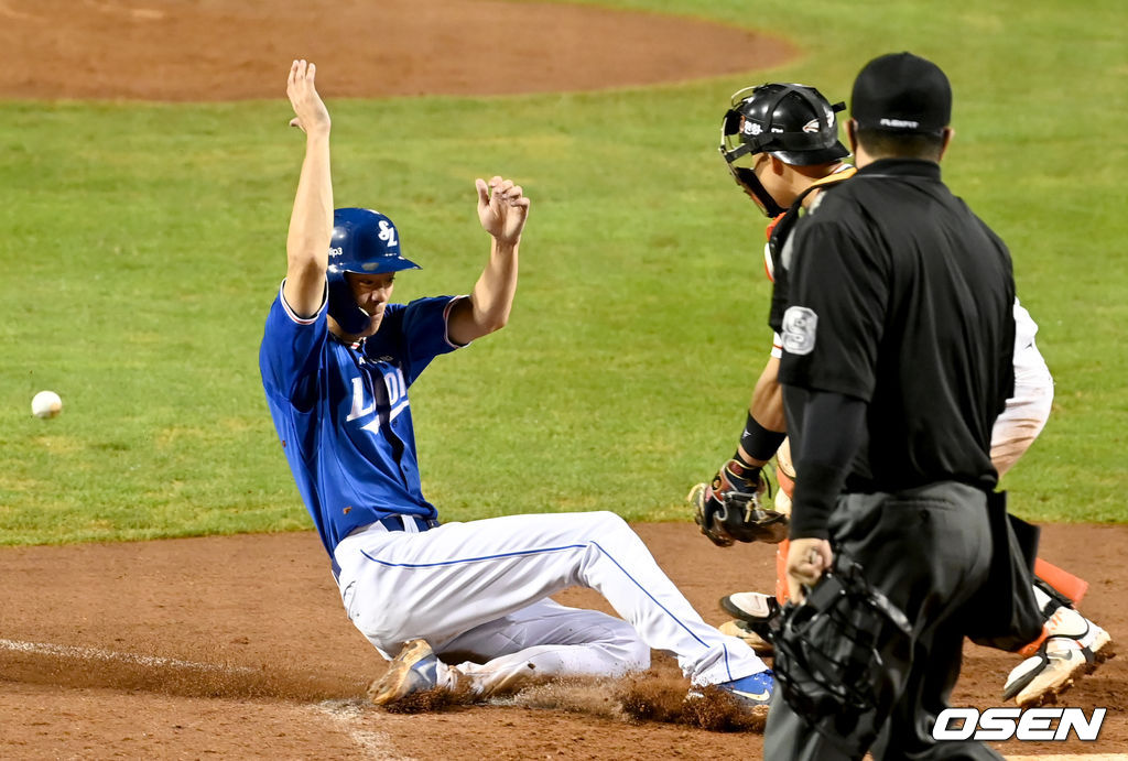 7회초 무사 3루 삼성 강민호의 희생플라이 떄 3루 주자 구자욱이 홈태그업 슬라이딩을 하고 있다. 2021.08.18 /ksl0919@osne.co.kr