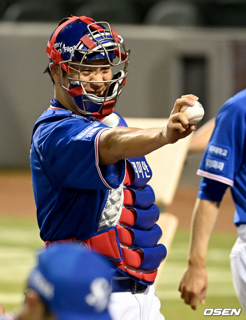 경기 종료 후 삼성 강민호가 개인 통산 1000타점 세레모니를 하고 있다. 2021.08.18 /ksl0919@osne.co.kr
