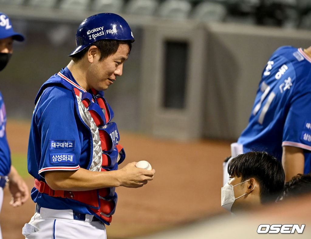 경기 종료 후 삼성 강민호가 백정현과 이야기를 나누고 있다.    2021.08.18 /ksl0919@osne.co.kr