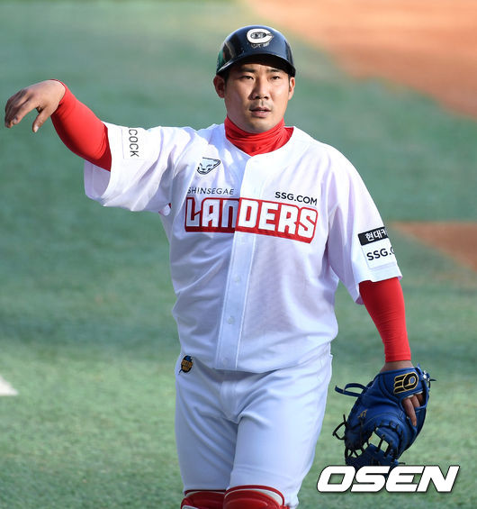 1일 오후 SSG 랜더스가 인천 SSG랜더스필드에서 새 유니폼을 입고 훈련을 진행했다.SSG 이현석이 수비 훈련을 하고 있다. /sunday@osen.co.kr