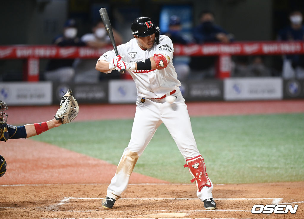 6회말 SSG 선두타자 최정이 루친스키의 공에 맞고 있다. 프로 데뷔 후 개인 통산 288개째 사구로 세계 신기록이다. 2021.08.18 / soul1014@osen.co.kr