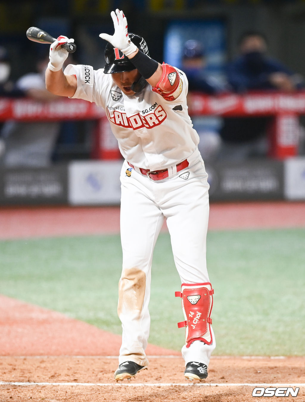 6회말 SSG 선두타자 최정이 루친스키의 공에 맞고 있다. 프로 데뷔 후 개인 통산 288개째 사구로 세계 신기록이다. 2021.08.18 / soul1014@osen.co.kr