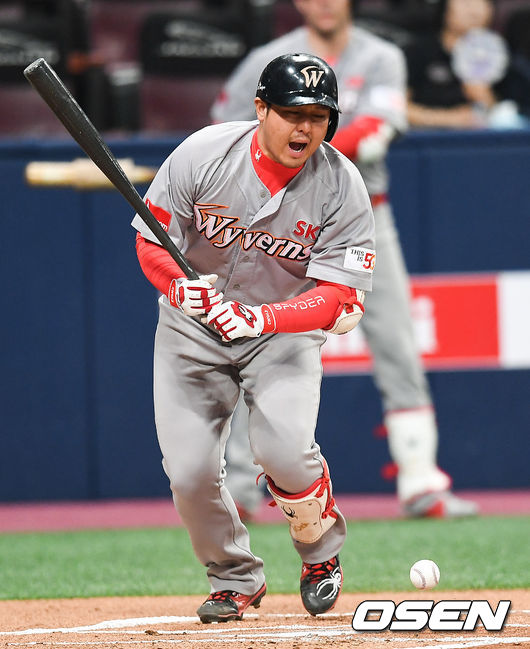 27일 오후 서울 고척스카이돔에서 진행된 ‘2018 신한은행 MY CAR KBO 리그’ 넥센 히어로즈와 SK 와이번스의 경기,1회초 1사 3루 SK 최정이 몸에 맞는공으로 고통스러워하고 있다. /soul1014@osen.co.kr