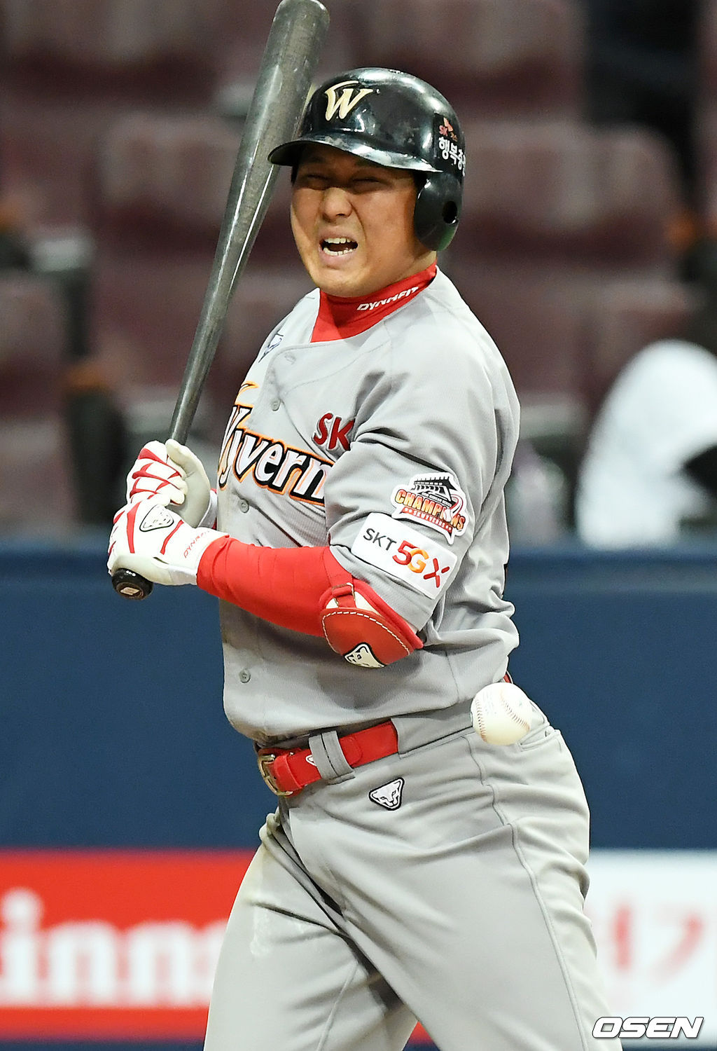 31일 오후 서울 고척스카이돔에서 열린 ’2018 신한은행 MY CAR KBO리그' 키움 히어로즈와 SK 와이번스의 경기, 7회초 2사 주자 1,2루 SK 최정이 타석에서 키움 김성민이 던진 볼에 등을 맞고 있다./rumi@osen.co.kr