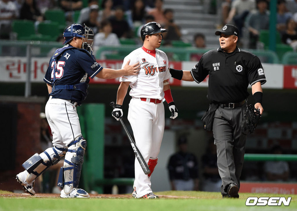 24일 오후 인천 SK행복드림구장에서 열린 ‘2016 타이어뱅크 KBO 리그’ SK 와이번스와 두산 베어스의 경기, 8회말 2사 1루에서 SK 최정이 두산 고원준의 사구에 화를 내자 전일수 구심이 말리고 있다. /jpnews@osen.co.kr