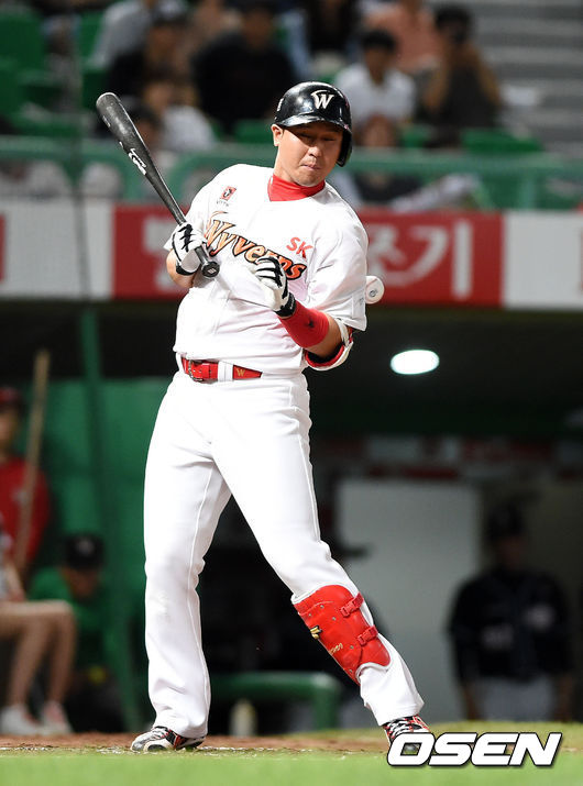 24일 오후 인천 SK행복드림구장에서 열린 ‘2016 타이어뱅크 KBO 리그’ SK 와이번스와 두산 베어스의 경기, 8회말 2사 1루에서 SK 최정이 두산 고원준의 사구에 화를 내고 있다. /jpnews@osen.co.kr