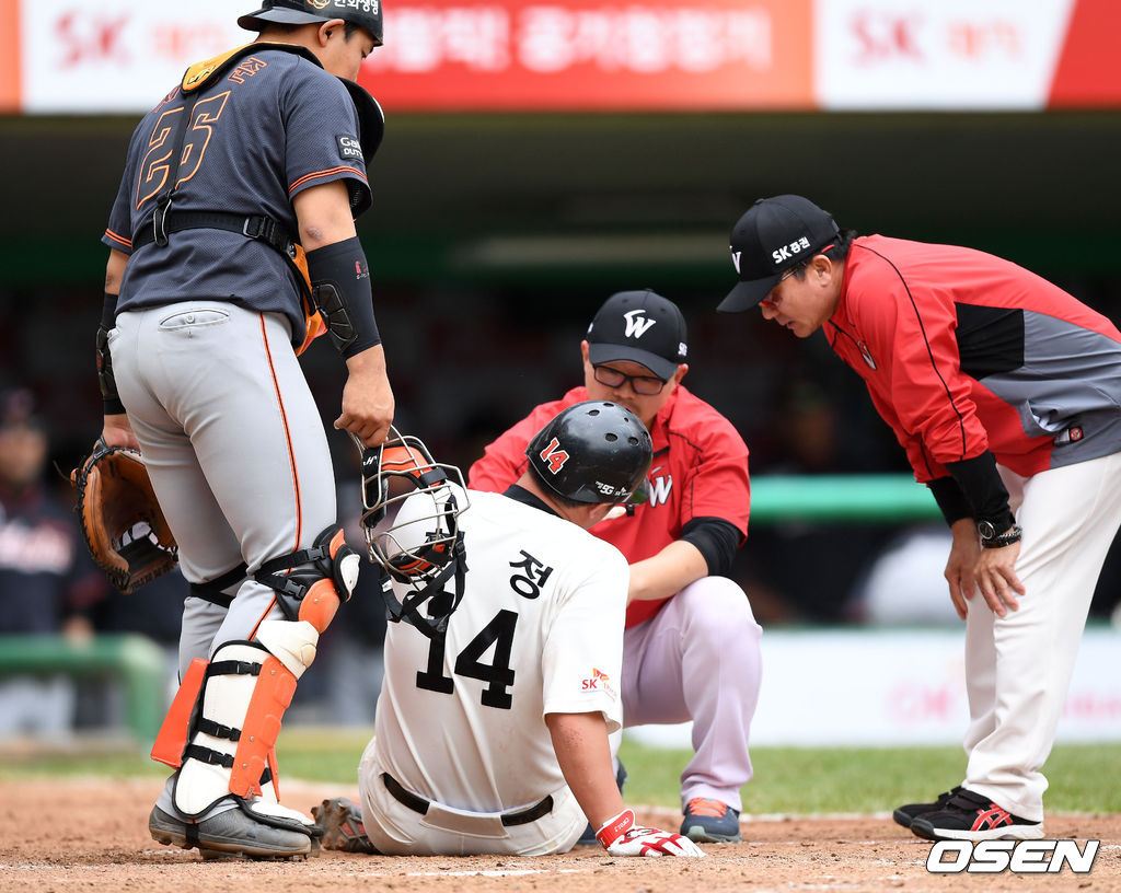 5회말 2사 만루에서 SK 최정이 한화 김재영의 투구에 맞고 고통스러워하고 있다./ sunday@osen.co.kr