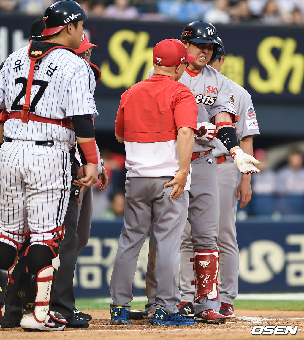 3회초 SK 최정이 LG 신정락의 투구에 맞은뒤 고통스러워하고 있다. / soul1014@osen.co.kr