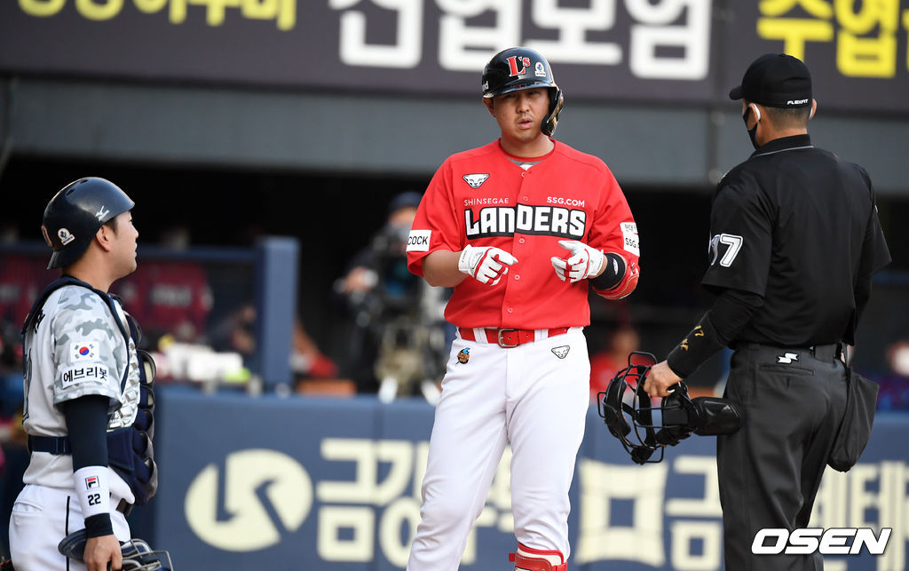 4회초 무사 1,3루에서 SSG 최정이 두산 로켓의 투구에 몸에 맞았다고 주장하고 있다. 비디오 판독 결과 원심 볼에 맞는 볼 유지. 최정은 첫 번째 280사구.  2021.06.05 /jpnews@osen.co.kr