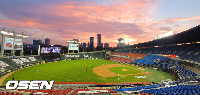 1회초 양팀 선수들이 경기 중인 잠실야구장 하늘에 노을이 지고 있다./ rumi@osen.co.kr