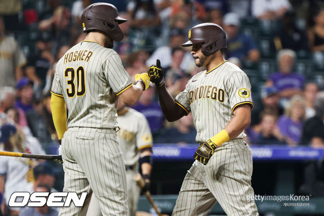 [사진] 샌디에이고 파드리스의 토미 팸(오른쪽)이 18일(한국시간) 쿠어스 필드에서 벌어진 콜로라도와의 경기 7회서 이번 시즌 최장거리 홈런을 날린 뒤 에릭 호스머의 축하를 받고 있다.  ⓒGettyimages(무단전재 및 재배포 금지)