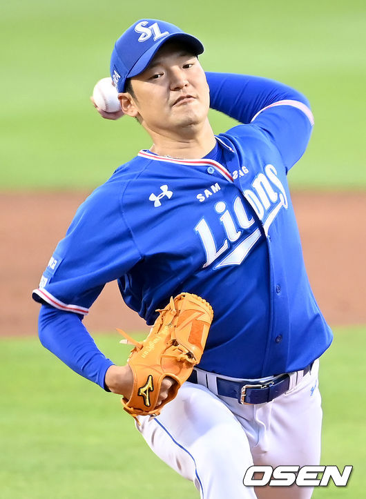 18일 오후 대전 한화이글스파크에서 ‘2021 신한은행 SOL KBO 리그’ 한화 이글스와 삼성 라이온즈의 경기가 열렸다.1회말 삼성 선발 백정현이 마운드에 올라 힘차게 공을 뿌리고 있다. 2021.08.18 /ksl0919@osne.co.kr