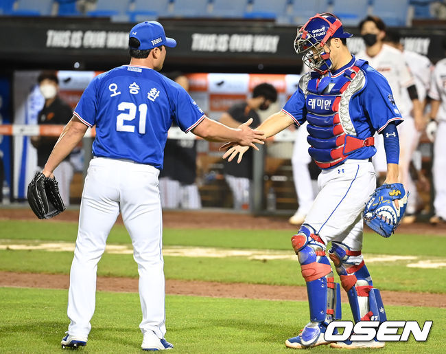 삼성은 18일 대전 한화생명이글스파크에서 열린 2021 신한은행 SOL KBO리그 한화와의 원정경기를 6-2로 이겼다. 선발 백정현이 6이닝 11탈삼진 무실점 호투로 데뷔 첫 10승을 올리며 평균자책점 1위를 질주했다. 승리가 확정된 순간 삼성 오승환, 강민호가 기쁨을 나누고 있다. 2021.08.18 /ksl0919@osne.co.kr