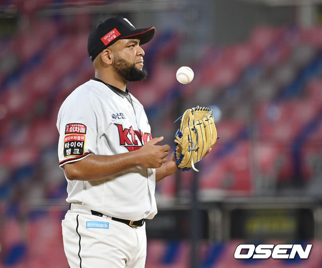 13일 삼성전 3회초 KT 데스파이네가 구심의 볼넷 판정에 아쉬워하고 있다. 2021.08.13 /youngrae@osen.co.kr