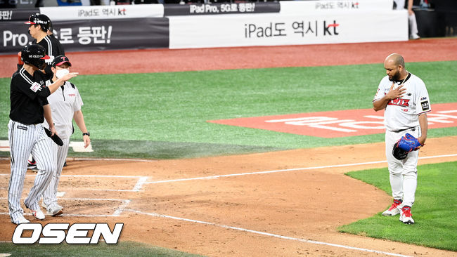 18일 LG전 3회초 LG 홍창기가 KT 데스파이네의 투구를 몸에 맞고 고통을 호소한 후 출루할때 데스파이네가 다가와 사과하고 있다. 21.08.18/ rumi@osen.co.kr