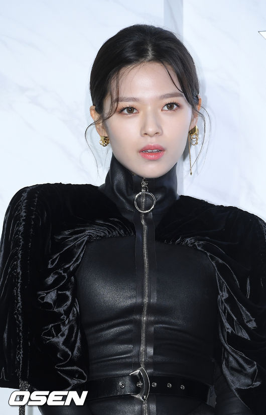 트와이스 정연이 포토월로 입장하며 포즈를 취하고 있다. / rumi@osen.co.kr