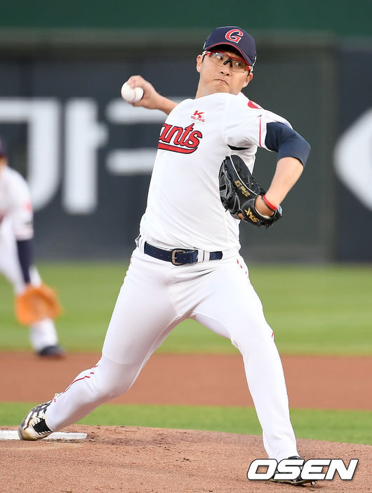 30일 오후 부산 사직야구장에서 '2021 신한은행 SOL KBO리그' 롯데 자이언츠와 한화 이글스의 경기가 열렸다.1회초 롯데 선발 박세웅이 마운드에 올라 힘차게 공을 뿌리고 있다./ksl0919@osen.co.kr