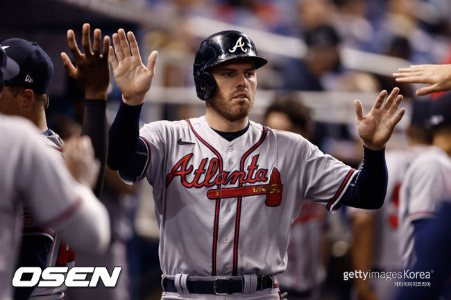 [사진] 애틀랜타의 프레디 프리먼이 19일(한국시간) 론디포 파크에서 벌어진 마이애미와의 경기 5회서 득점을 한 뒤 동료들로부터 축하를 받고 있다. ⓒGettyimages(무단전재 및 재배포 금지)