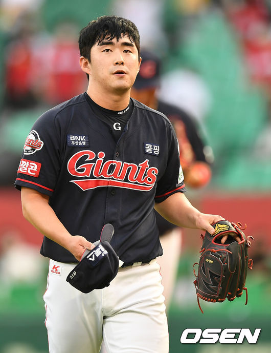 1회말 3실점 한 롯데 선발 최영환이 이닝을 마치고 더그아웃으로 향하고 있다. 2021.07.02 / dreamer@osen.co.kr