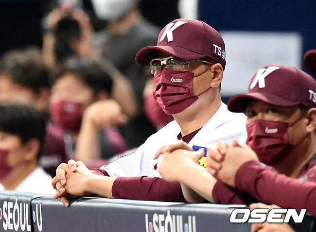 29일 오후 서울 고척스카이돔에서 ’2021 신한은행 SOL KBO 리그' 키움 히어로즈와 롯데 자이언츠의 경기가 열렸다.1회말 키움 홍원기 감독이 경기를 바라보고 있다. 2021.06.29 /sunday@osen.co.kr