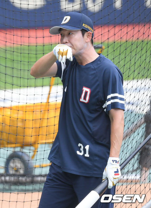 올림픽 브레이크와 함께 신종 코로나바이러스 감염증(코로나19) 여파로 리그가 중단된 가운데 두산 베어스가 18일 오후 서울 잠실구장에서 자체 훈련을 가졌다.두산 정수빈이 타격 훈련 중 땀을 닦고 있다.  21.07.18  / soul1014@osen.co.kr