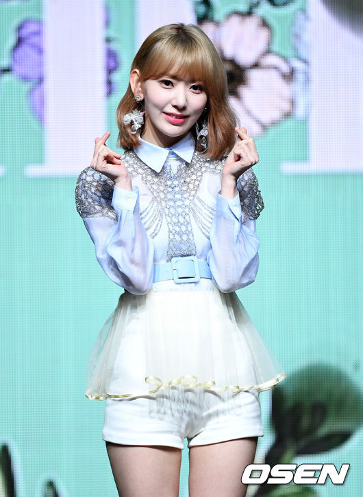 1일 오후 서울 용산구 블루스퀘어 아이마켓홀에서 걸그룹 아이스원의 두 번째 미니앨범 ‘하트아이즈(HEART*IZ)’ 발매기념 쇼케이스가 열렸다.걸그룹 아이즈원 미야와키 사쿠라가 포토타임을 갖고 있다./sunday@osen.co.kr