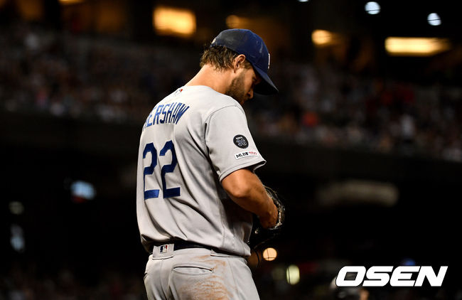 다저스 선발 커쇼가 아쉬워하고 있다. 