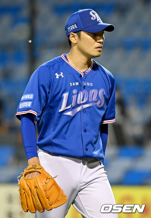 18일 오후 대전 한화이글스파크에서 ‘2021 신한은행 SOL KBO 리그’ 한화 이글스와 삼성 라이온즈의 경기가 열렸다.5회말 종료 후 삼성 백정현이 더그아웃으로 이동하고 있다. 2021.08.18 /ksl0919@osne.co.kr